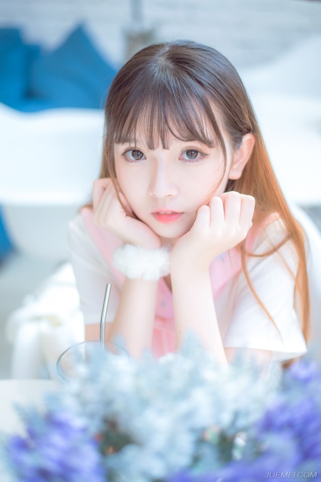 “只是没想到，时间过得这么快！连他最后一面都没能见到。”小乔叹了口气，这一转眼，从被吕布劫走到现在，已经快十年了，脑海中，周瑜长什么样，她都快要忘记了，想到这里，小乔也不由的有些怅然。